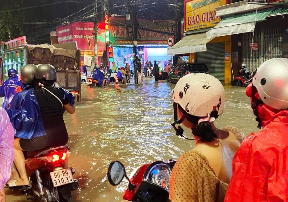Nhiều khu vực ở Đồng Nai ngập do mưa lớn, người dân bì bõm lội nước về nhà- Ảnh 5. Nhiều khu vực ở Đồng Nai ngập do mưa lớn, người dân bì bõm lội nước về nhà- Ảnh 5.