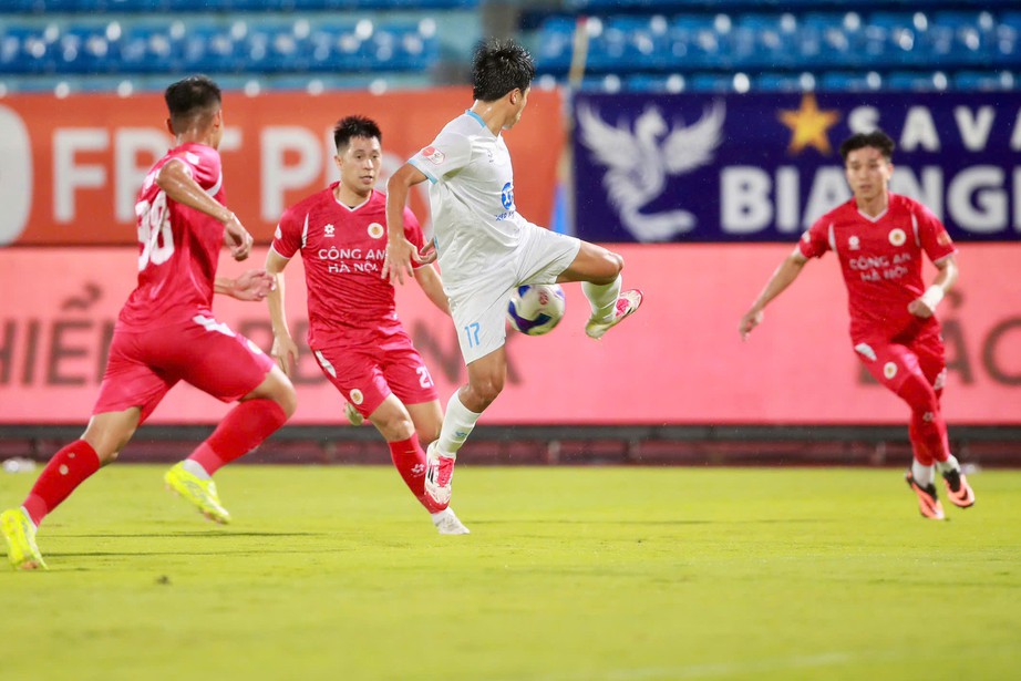 V-League: Quang Hải tỏa sáng, Công an Hà Nội thắng dễ Nam Định- Ảnh 2.