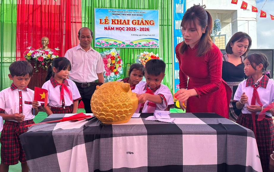 Học trò "nuôi heo đất" góp quỹ giúp bạn mồ côi trong ngày khai giảng- Ảnh 1. Học trò "nuôi heo đất" góp quỹ giúp bạn mồ côi trong ngày khai giảng- Ảnh 1.