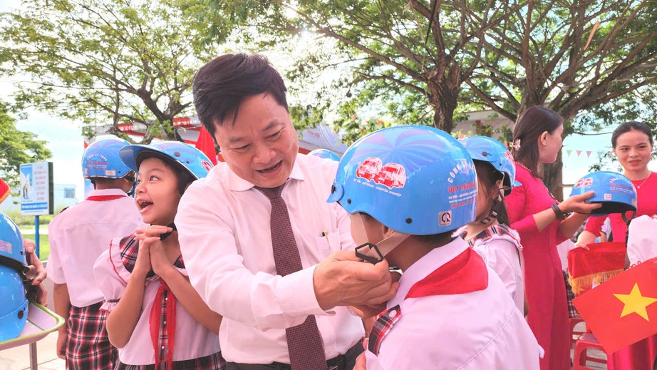 Quảng Ngãi: Tuyên truyền ATGT, tặng mũ bảo hiểm và quà cho học trò nghèo tại lễ khai giảng- Ảnh 1. Quảng Ngãi: Tuyên truyền ATGT, tặng mũ bảo hiểm và quà cho học trò nghèo tại lễ khai giảng- Ảnh 1.