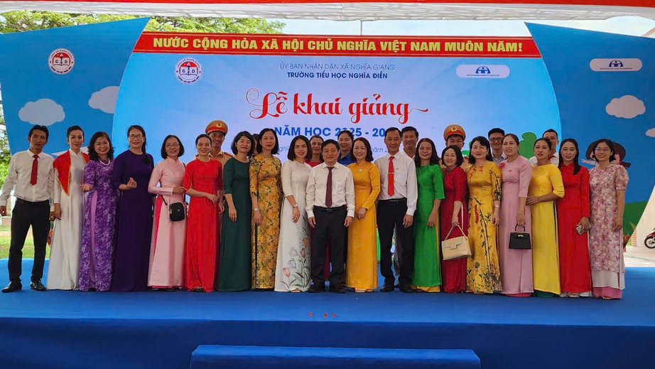 Quảng Ngãi: Tuyên truyền ATGT, tặng mũ bảo hiểm và quà cho học trò nghèo tại lễ khai giảng- Ảnh 2. Quảng Ngãi: Tuyên truyền ATGT, tặng mũ bảo hiểm và quà cho học trò nghèo tại lễ khai giảng- Ảnh 2.