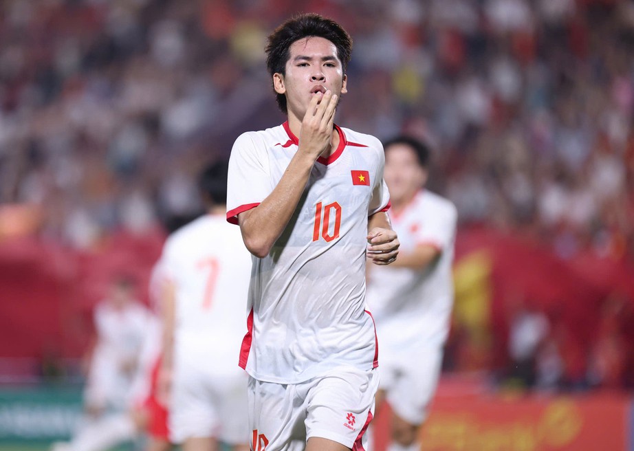 Chật vật hạ Singapore, U23 Việt Nam lấy lại ngôi đầu bảng ở vòng loại U23 châu Á- Ảnh 2. Chật vật hạ Singapore, U23 Việt Nam lấy lại ngôi đầu bảng ở vòng loại U23 châu Á- Ảnh 2.