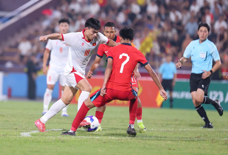 Chật vật hạ Singapore, U23 Việt Nam lấy lại ngôi đầu bảng ở vòng loại U23 châu Á- Ảnh 1. Chật vật hạ Singapore, U23 Việt Nam lấy lại ngôi đầu bảng ở vòng loại U23 châu Á- Ảnh 1.