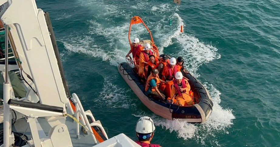 Bộ Xây dựng ra công điện ứng phó áp thấp nhiệt đới mạnh lên thành bão- Ảnh 1.