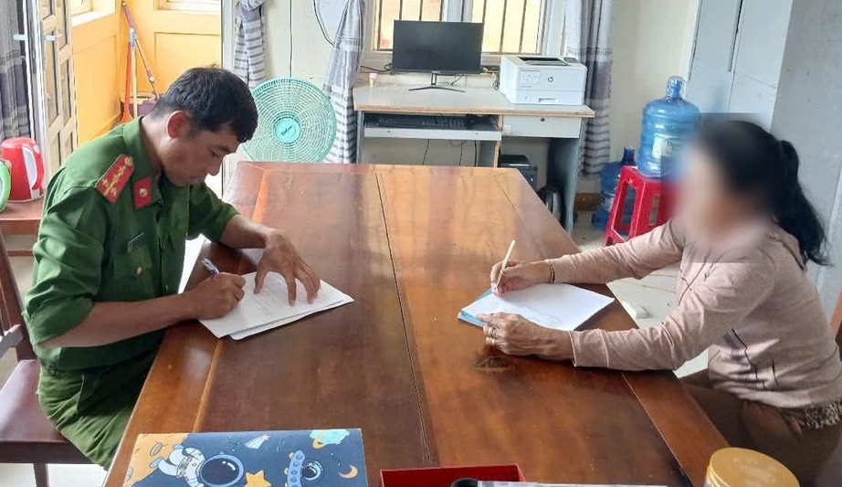 Quảng Ngãi: Đem túi rác vứt bên lề đường, người phụ nữ bị phạt 750.000 đồng- Ảnh 1. Quảng Ngãi: Đem túi rác vứt bên lề đường, người phụ nữ bị phạt 750.000 đồng- Ảnh 1.