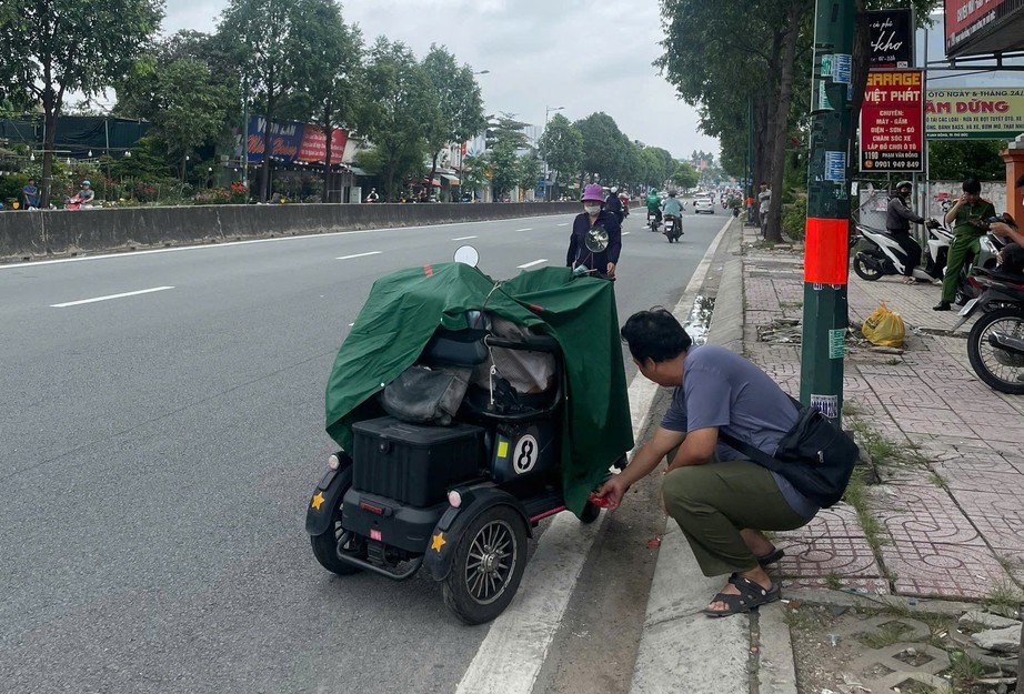 Cụ ông bán vé số tử vong thương tâm trên xe điện 3 bánh bên đường- Ảnh 1. Cụ ông bán vé số tử vong thương tâm trên xe điện 3 bánh bên đường- Ảnh 1.