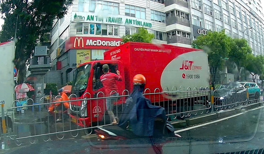 TP.HCM: Làm rõ vụ người đàn ông đập kính xe tải, tấn công tài xế giữa đường- Ảnh 1. TP.HCM: Làm rõ vụ người đàn ông đập kính xe tải, tấn công tài xế giữa đường- Ảnh 1.