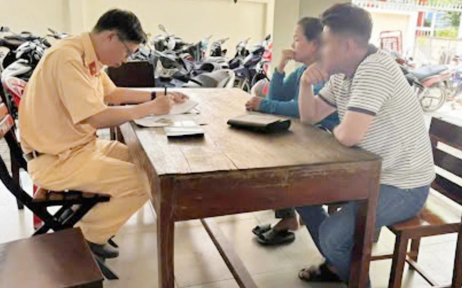 TP.HCM: Xử phạt tài xế vượt ẩu, 'dằn mặt' ô tô không nhường đường- Ảnh 1.