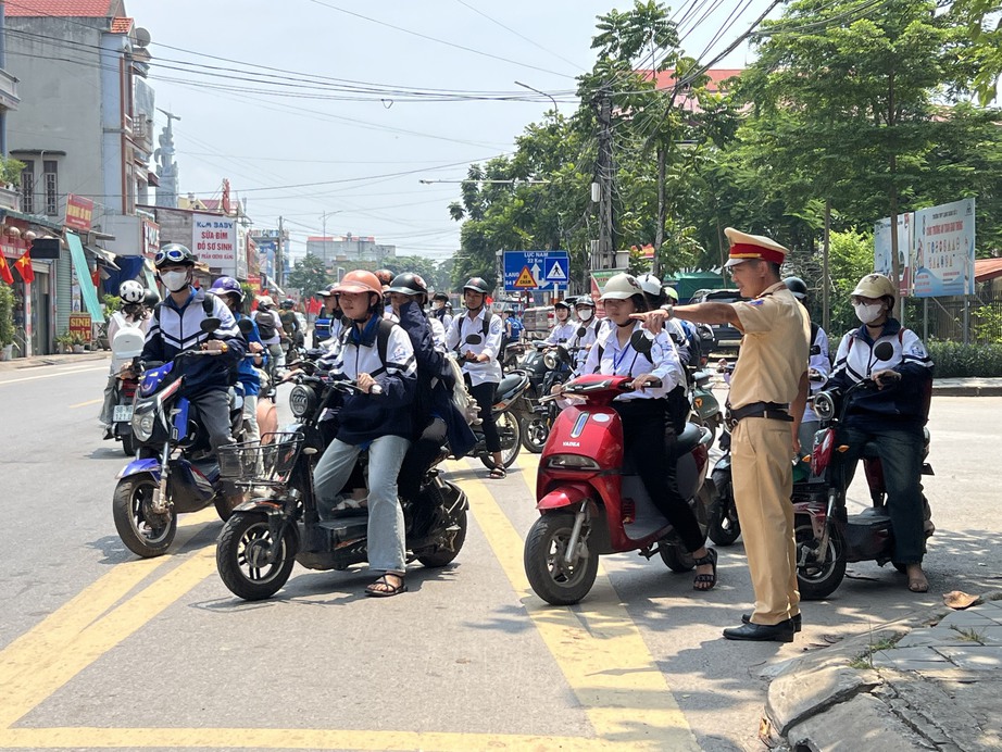 CSGT Bắc Ninh xử lý học sinh vi phạm an toàn giao thông, đến trường hướng dẫn luật- Ảnh 5. CSGT Bắc Ninh xử lý học sinh vi phạm an toàn giao thông, đến trường hướng dẫn luật- Ảnh 5.