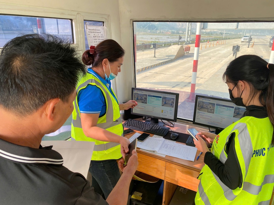 H&agrave;ng trăm xe kh&ocirc;ng đủ điều kiện thu ph&iacute; kh&ocirc;ng dừng vẫn v&agrave;o cao tốc Diễn Ch&acirc;u - B&atilde;i Vọt- Ảnh 2.