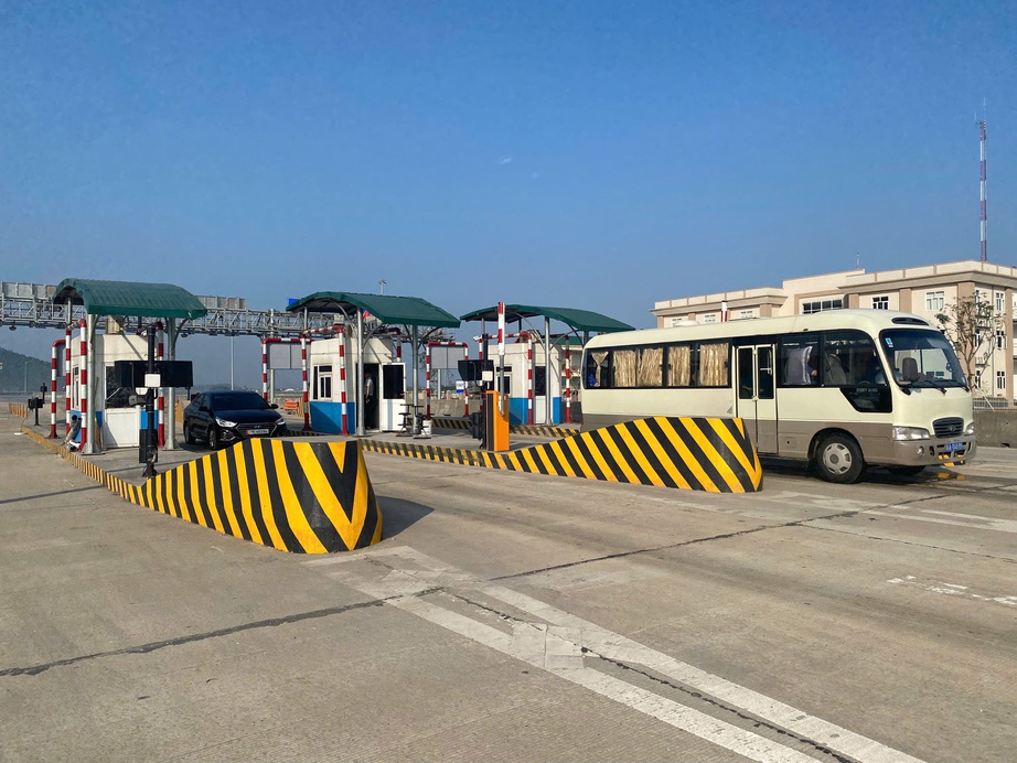 H&agrave;ng trăm xe kh&ocirc;ng đủ điều kiện thu ph&iacute; kh&ocirc;ng dừng vẫn v&agrave;o cao tốc Diễn Ch&acirc;u - B&atilde;i Vọt- Ảnh 1.