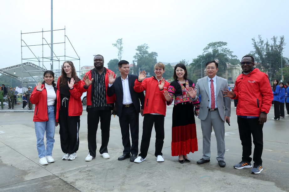 Tuy&ecirc;n Quang đ&oacute;n những vị kh&aacute;ch du lịch đầu ti&ecirc;n đến &ldquo;x&ocirc;ng đất&rdquo;- Ảnh 4.