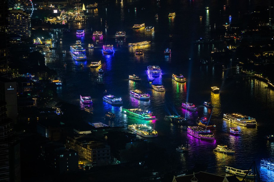 Những khoảnh khắc ch&agrave;o đ&oacute;n giao thừa ấn tượng tr&ecirc;n thế giới- Ảnh 10.