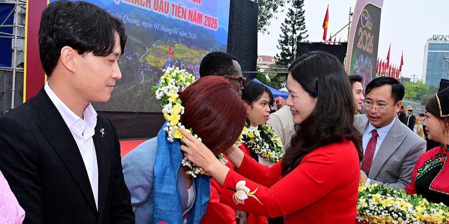 Tuy&ecirc;n Quang đ&oacute;n những vị kh&aacute;ch du lịch đầu ti&ecirc;n đến &ldquo;x&ocirc;ng đất&rdquo;- Ảnh 5.