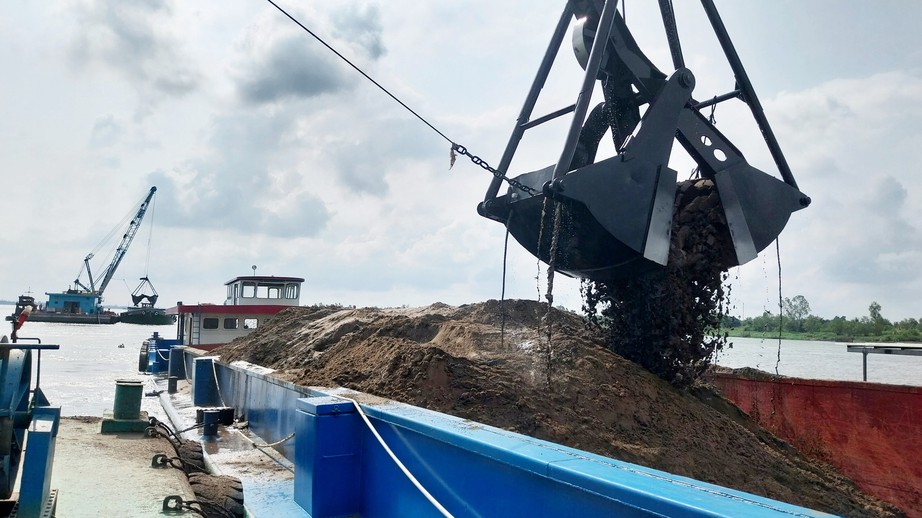 Bộ X&acirc;y dựng y&ecirc;u cầu quản chặt việc khai th&aacute;c, cung ứng c&aacute;t cho dự &aacute;n v&ugrave;ng ĐBSCL- Ảnh 1.
