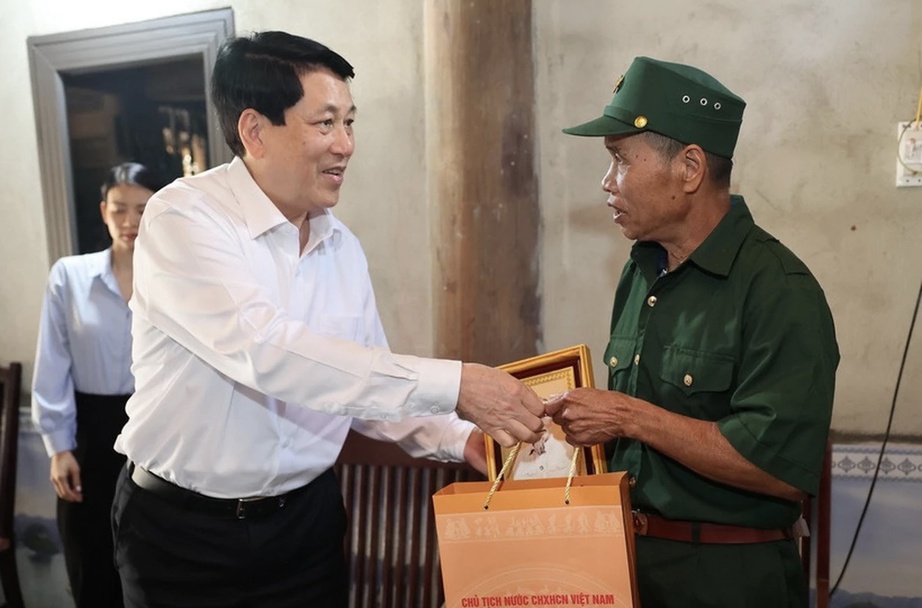 Bộ Nội vụ hướng dẫn tặng qu&agrave; Tết B&iacute;nh Ngọ 2026 cho người c&oacute; c&ocirc;ng với c&aacute;ch mạng- Ảnh 1.