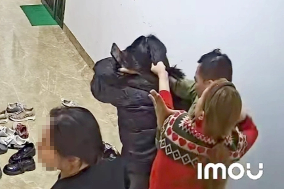 Hà Nội: Triệu tập người phụ nữ bị tố đánh hàng xóm tại chung cư trên đường Trần Hữu Dực- Ảnh 1. Hà Nội: Triệu tập người phụ nữ bị tố đánh hàng xóm tại chung cư trên đường Trần Hữu Dực- Ảnh 1.