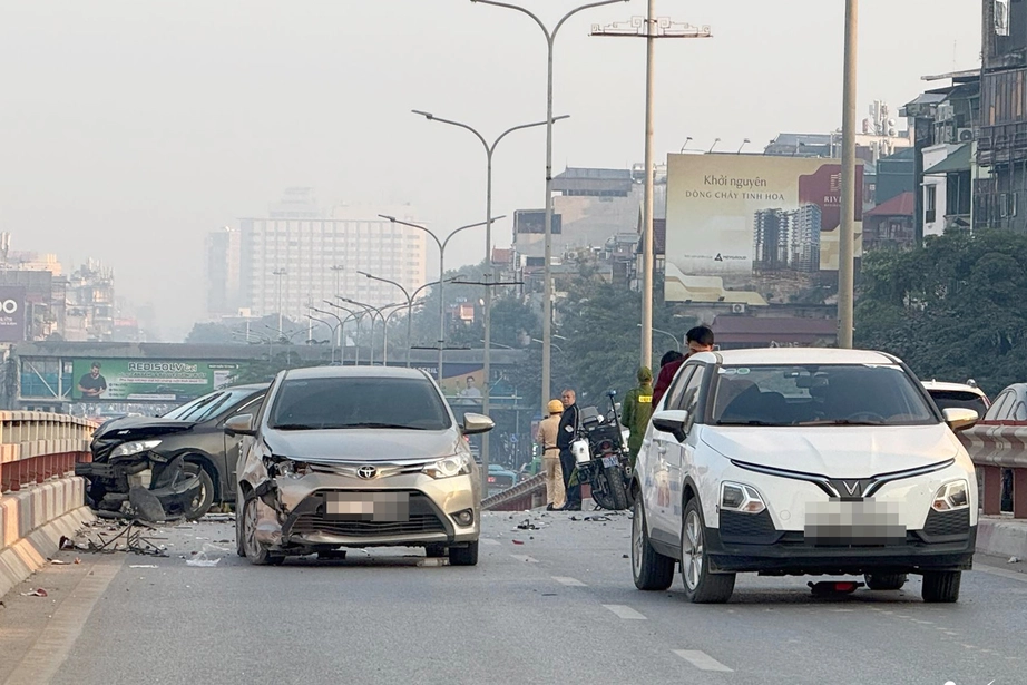 H&agrave; Nội: Nữ t&agrave;i xế l&aacute;i &ocirc; t&ocirc; va chạm li&ecirc;n ho&agrave;n, một người tử vong tr&ecirc;n cầu vượt Vọng- Ảnh 1.