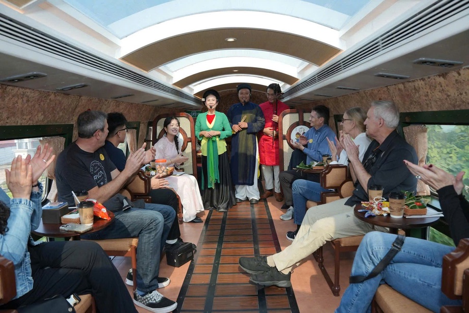 Hơn 30.000 du kh&aacute;ch trải nghiệm h&agrave;nh tr&igrave;nh văn h&oacute;a tr&ecirc;n t&agrave;u H&agrave; Nội 5 cửa &ocirc;- Ảnh 1.