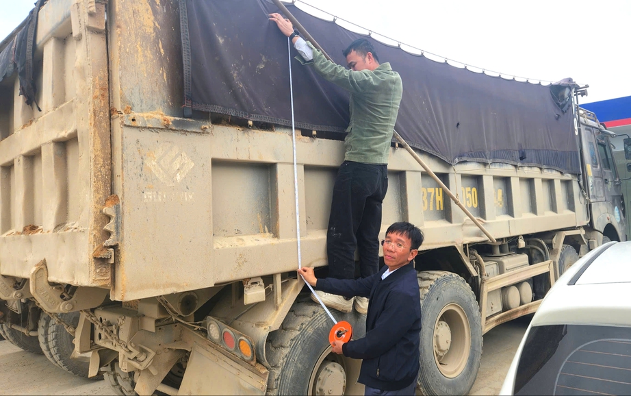 Xe chở vật liệu rơi vãi, kéo bùn đất "bủa vây" tuyến tránh quốc lộ 1 qua Hà Tĩnh- Ảnh 3. Xe chở vật liệu rơi vãi, kéo bùn đất "bủa vây" tuyến tránh quốc lộ 1 qua Hà Tĩnh- Ảnh 3.