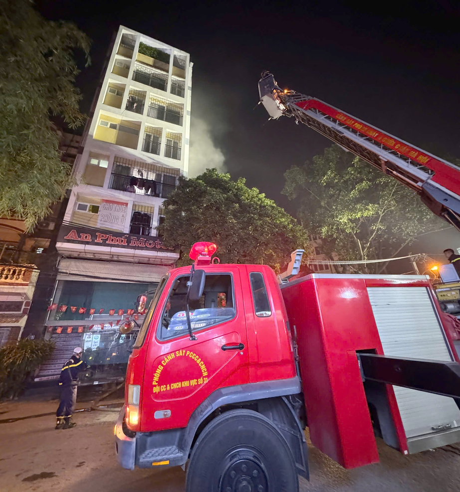 Tạm giữ nghi can đốt nh&agrave; nghỉ ở H&agrave; Nội, cảnh s&aacute;t giải cứu nhiều nạn nh&acirc;n- Ảnh 2.