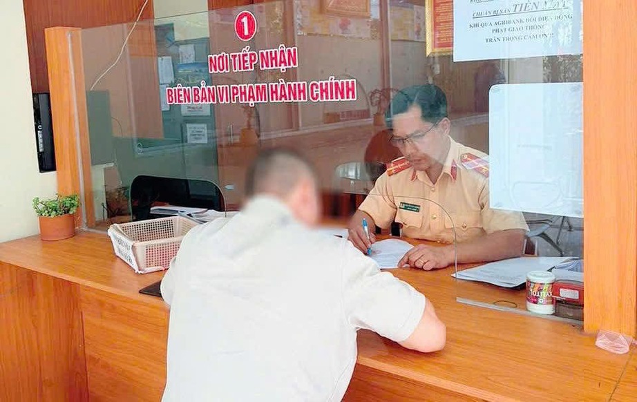 Từ phản &aacute;nh tr&ecirc;n VNetraffic, CSGT Đồng Nai xử l&yacute; t&agrave;i xế đỗ &ocirc; t&ocirc; nơi c&oacute; biển cấm- Ảnh 1.