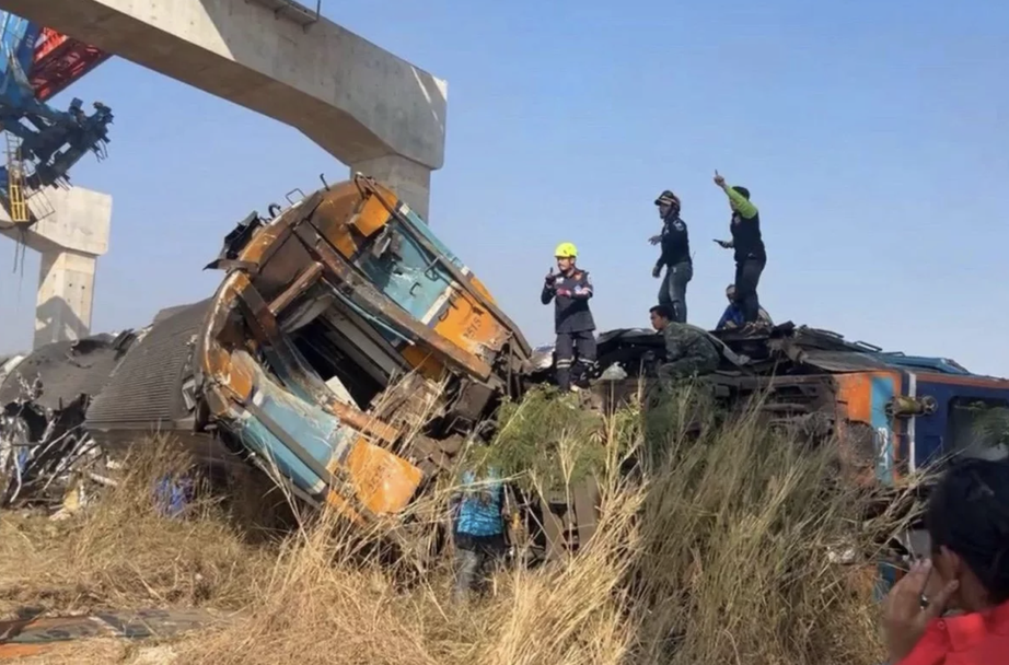 Vụ cần cẩu sập rơi xuống t&agrave;u đang chạy tại Th&aacute;i Lan: Số người thiệt mạng tăng l&ecirc;n 32- Ảnh 1.