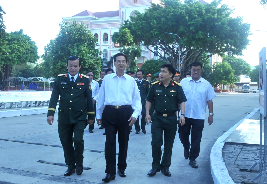 Nguy&ecirc;n Thủ tướng Nguyễn Tấn Dũng thăm, tặng qu&agrave; bệnh nh&acirc;n tại Bệnh viện Qu&acirc;n y 121- Ảnh 1.