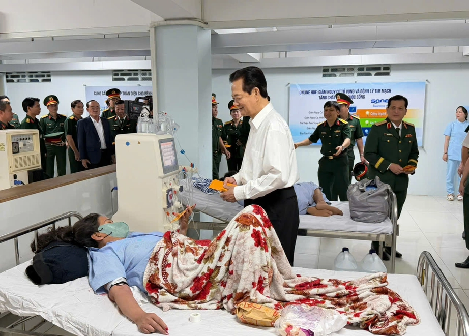 Nguy&ecirc;n Thủ tướng Nguyễn Tấn Dũng thăm, tặng qu&agrave; bệnh nh&acirc;n tại Bệnh viện Qu&acirc;n y 121- Ảnh 2.