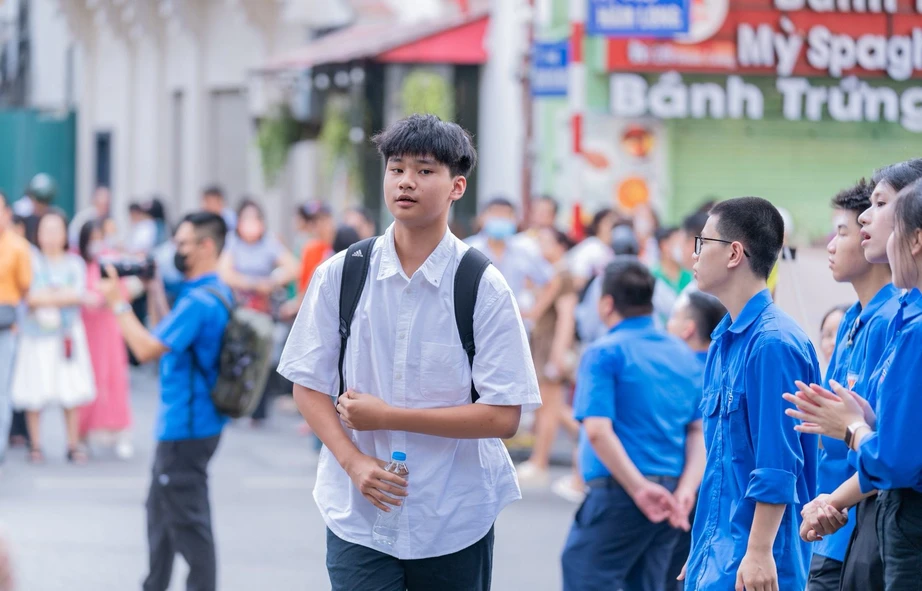Nhiều tỉnh chốt m&ocirc;n thi thứ ba, học sinh H&agrave; Nội &ldquo;thấp thỏm&rdquo; đợi quyết định- Ảnh 1.