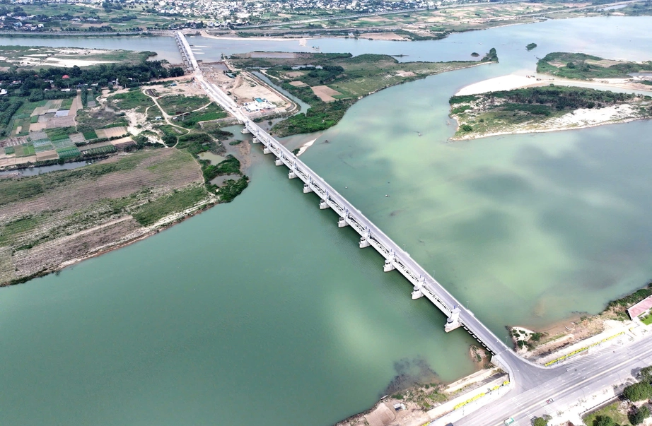 Th&ocirc;ng xe cầu bắc qua đập d&acirc;ng 1.500 tỷ trước Tết để người d&acirc;n đi lại- Ảnh 1.