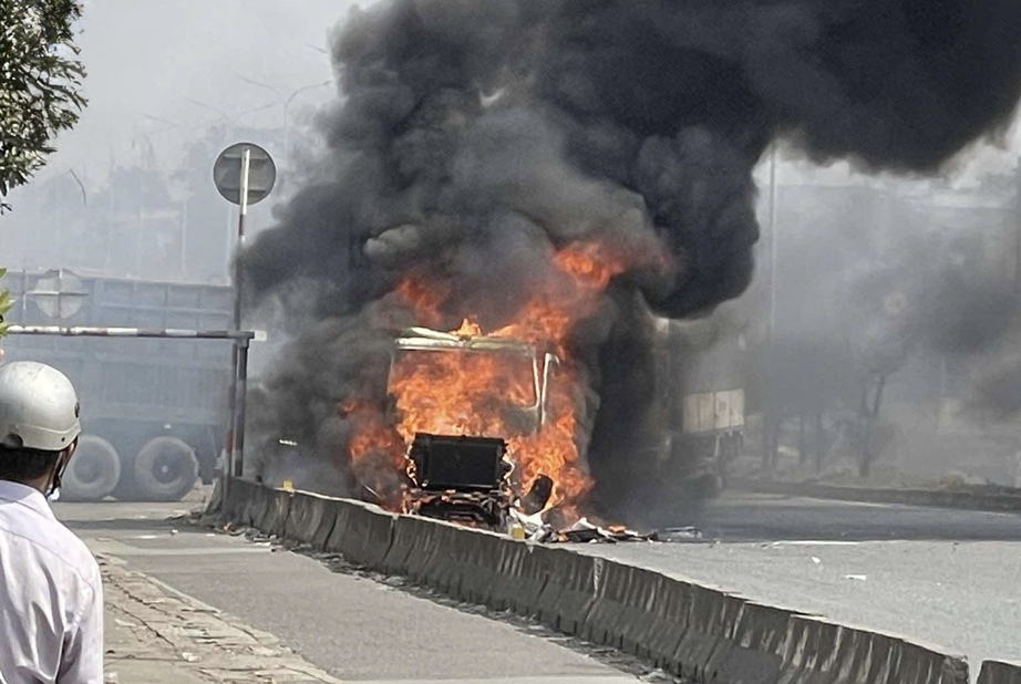 Xe container b&ugrave;ng ch&aacute;y dữ dội tr&ecirc;n quốc lộ 51 qua Đồng Nai- Ảnh 1.