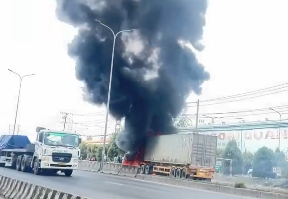 Xe container b&ugrave;ng ch&aacute;y dữ dội tr&ecirc;n quốc lộ 51 qua Đồng Nai- Ảnh 2.