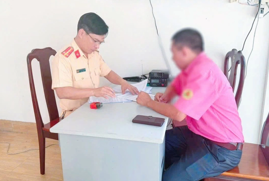 Từ clip người d&acirc;n cung cấp, CSGT xử phạt t&agrave;i xế xe kh&aacute;ch vượt ẩu tr&ecirc;n QL20- Ảnh 1.