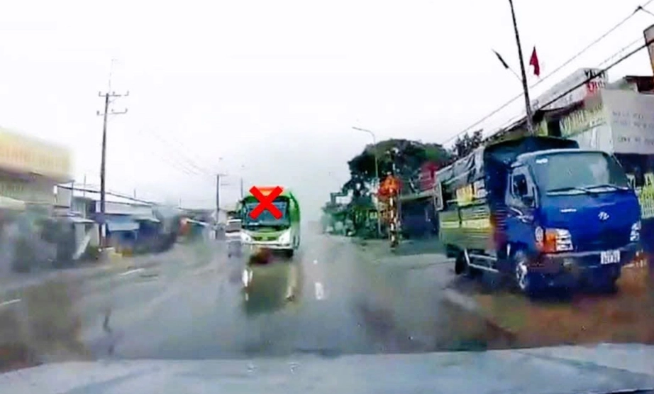 Từ clip người d&acirc;n cung cấp, CSGT xử phạt t&agrave;i xế xe kh&aacute;ch vượt ẩu tr&ecirc;n QL20- Ảnh 2.