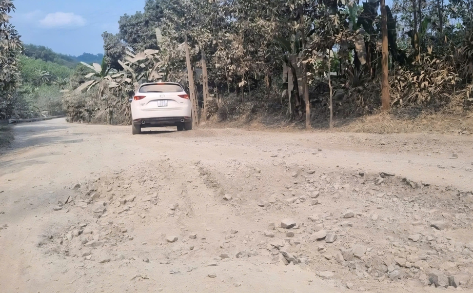 Gần 12 tỷ đồng khẩn cấp sửa chữa hư hỏng QL14D Đà Nẵng- Ảnh 1. Gần 12 tỷ đồng khẩn cấp sửa chữa hư hỏng QL14D Đà Nẵng- Ảnh 1.