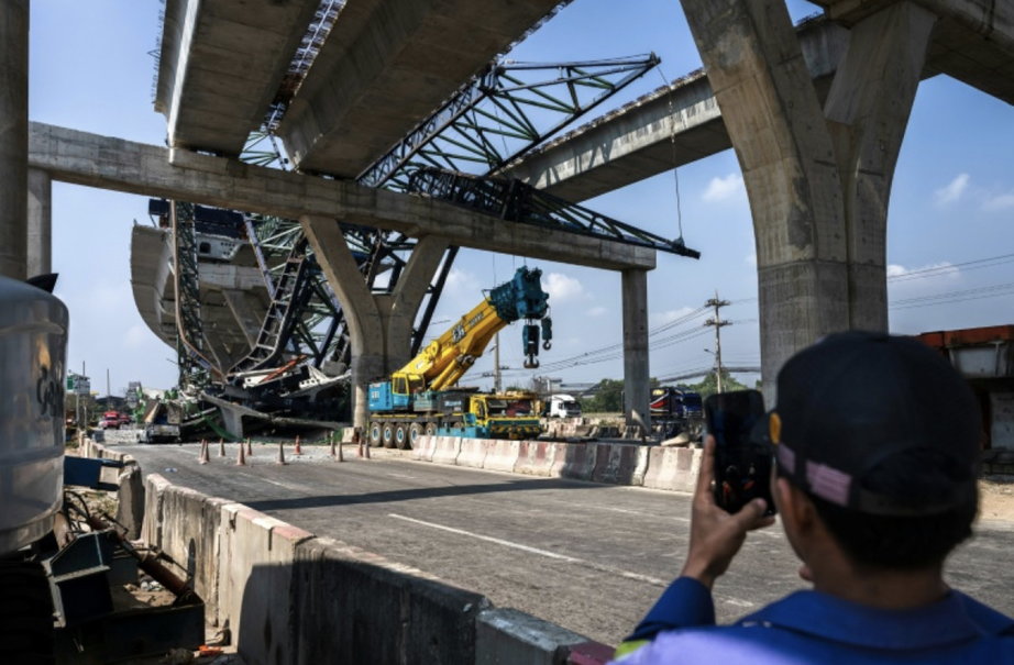 Th&aacute;i Lan: Lại sập cần cẩu từ c&ocirc;ng tr&igrave;nh giao th&ocirc;ng xuống đường, 7 người thương vong- Ảnh 1.