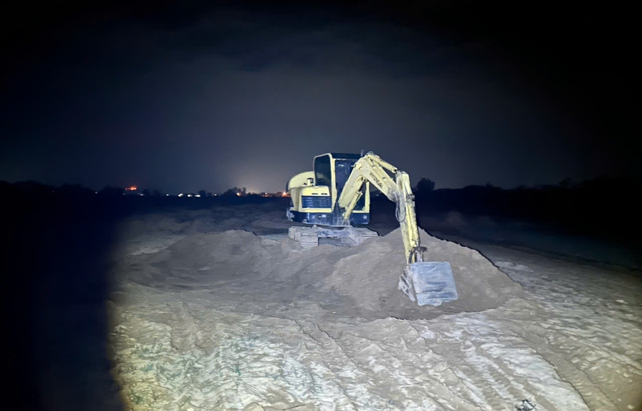 Đ&agrave; Nẵng: Cảnh s&aacute;t mật phục trong đ&ecirc;m, bắt quả tang nhiều vụ khai th&aacute;c c&aacute;t tr&aacute;i ph&eacute;p- Ảnh 2.