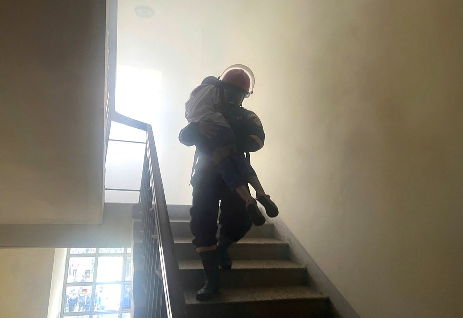 Nghệ An: Kịp thời dập tắt đ&aacute;m ch&aacute;y tại chung cư, giải cứu th&agrave;nh c&ocirc;ng hai người- Ảnh 1.