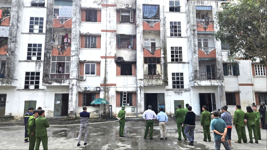 Nghệ An: Kịp thời dập tắt đ&aacute;m ch&aacute;y tại chung cư, giải cứu th&agrave;nh c&ocirc;ng hai người- Ảnh 3.