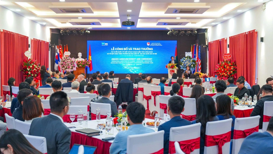 Đại học Kinh tế trao giải cuộc thi thiết kế quy hoạch - kiến tr&uacute;c tại H&ograve;a Lạc- Ảnh 2.