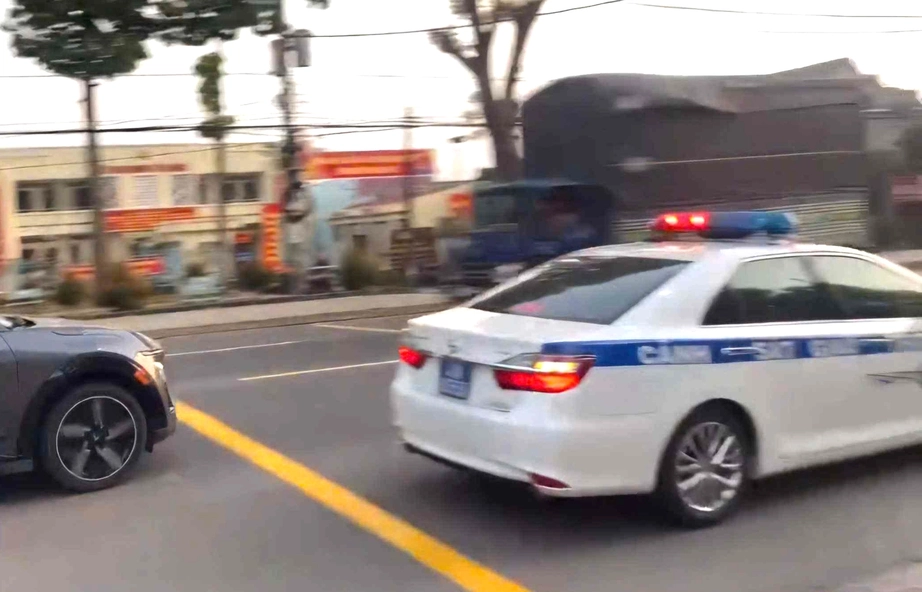 CSGT dẫn đường đưa người đi cấp cứu ở TP.HCM- Ảnh 1. CSGT dẫn đường đưa người đi cấp cứu ở TP.HCM- Ảnh 1.