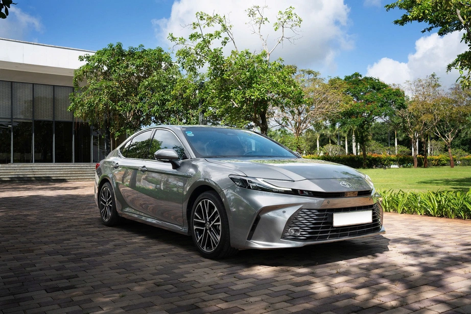 Toyota bất ngờ giảm giá xe hybrid tại Việt Nam- Ảnh 1.