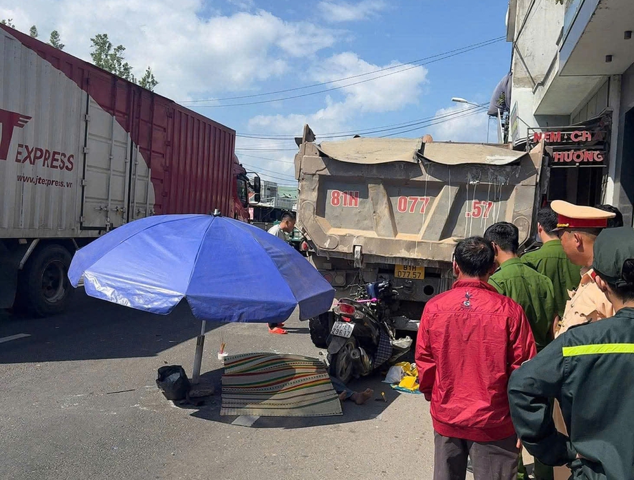 Gia Lai: T&ocirc;ng v&agrave;o xe tải đỗ b&ecirc;n đường, người phụ nữ tử vong thương t&acirc;m- Ảnh 1.