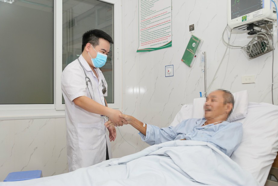 Cứu sống người đ&agrave;n &ocirc;ng đột ngột ng&atilde; gục sau chơi thể thao- Ảnh 1.