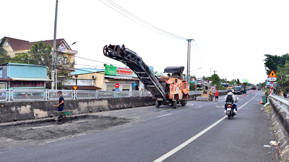 Khẩn trương sửa chữa hư hỏng quốc lộ 1 qua C&agrave; Mau- Ảnh 2.