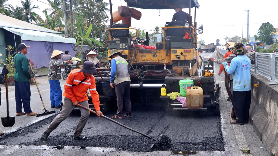 Khẩn trương sửa chữa hư hỏng quốc lộ 1 qua C&agrave; Mau- Ảnh 1.