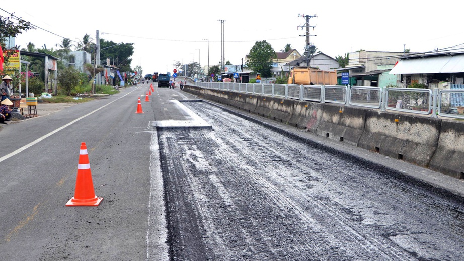 Khẩn trương sửa chữa hư hỏng quốc lộ 1 qua C&agrave; Mau- Ảnh 3.