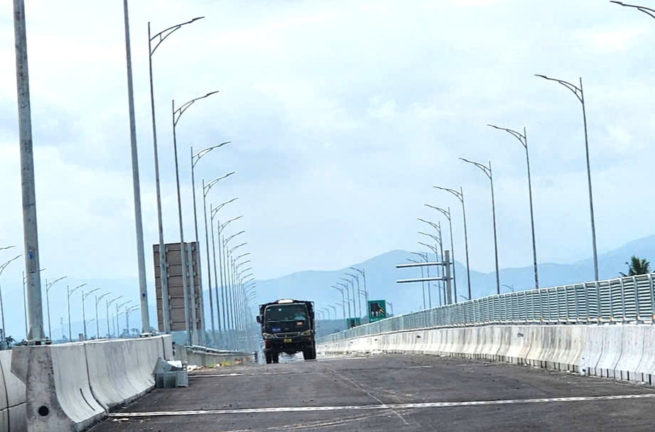 Cảnh b&aacute;o nguy cơ mất ATGT khi người d&acirc;n tự &yacute; lưu th&ocirc;ng tr&ecirc;n cao tốc Quảng Ng&atilde;i - Ho&agrave;i Nhơn- Ảnh 4.