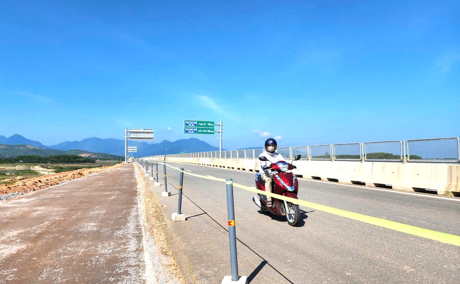 Cảnh b&aacute;o nguy cơ mất ATGT khi người d&acirc;n tự &yacute; lưu th&ocirc;ng tr&ecirc;n cao tốc Quảng Ng&atilde;i - Ho&agrave;i Nhơn- Ảnh 3.